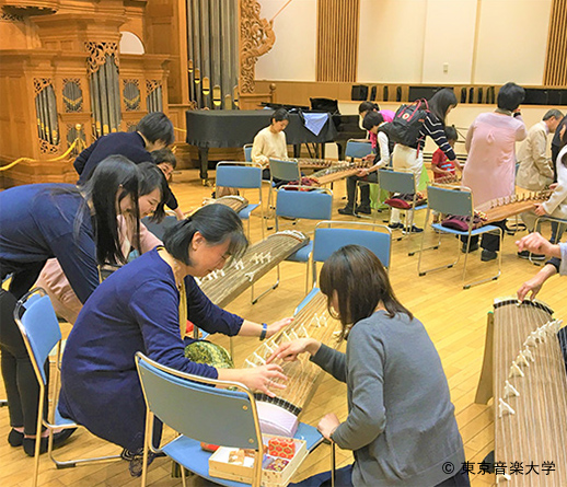 東アジア文化都市2019豊島パートナーシップ事業「楽器でつむぐ東アジアの未来」　ワークショップ「世界の弦楽器を弾いてみよう！」