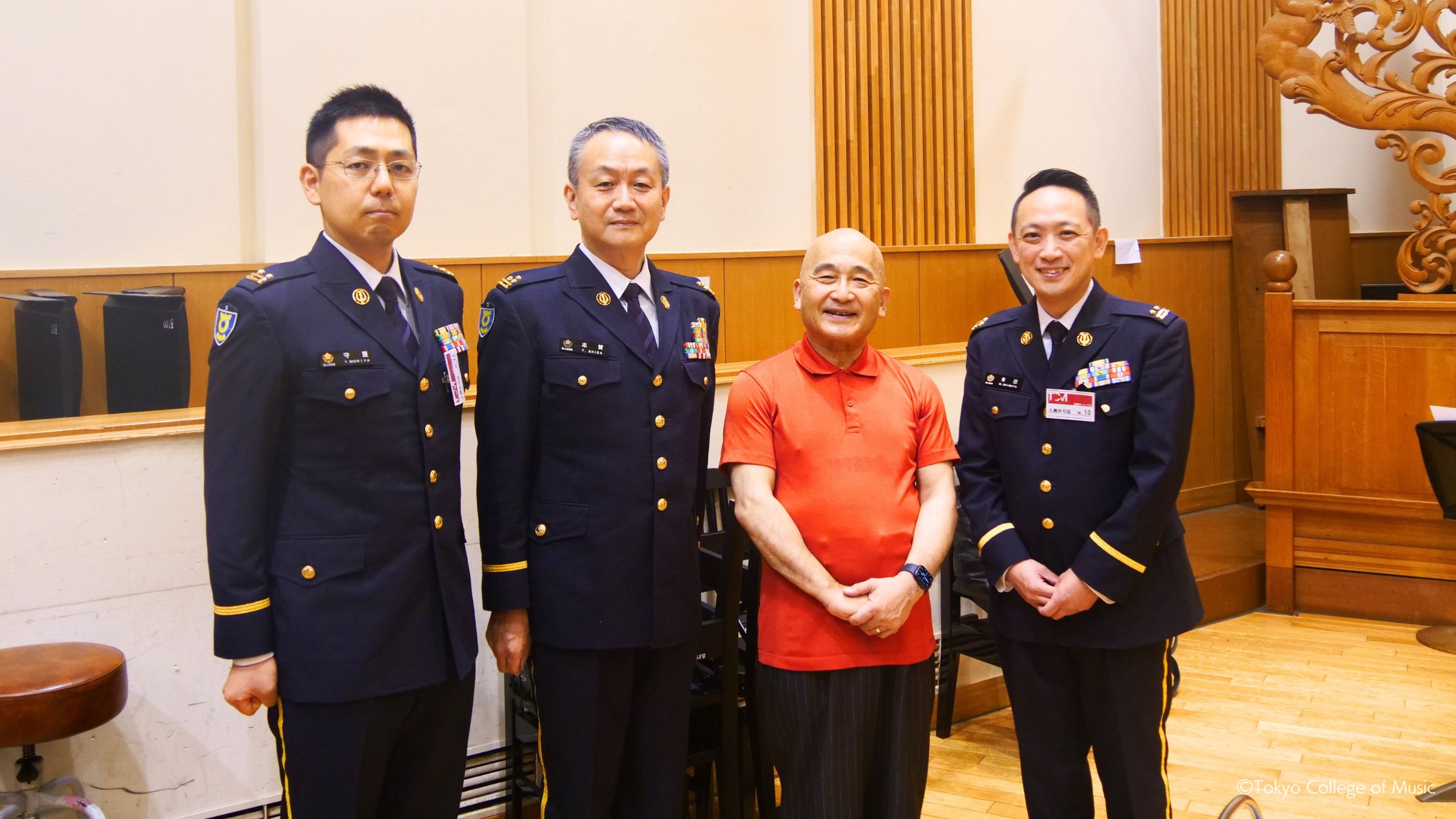 陸上自衛隊中央音楽隊より、本学の広上淳一教授へ感謝状および記念盾が贈呈されました